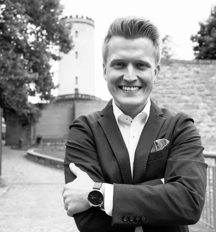 Marco Schremmer, Geschäftsführer, vor dem Turm der Sparrenburg