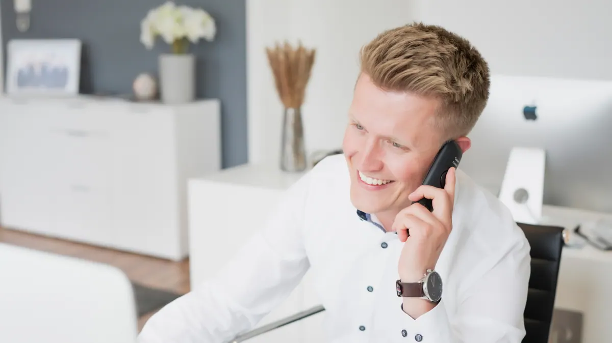 Marco Schremmer am Telefon in seinem Büro